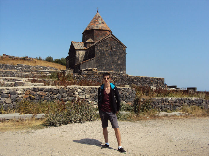 небольшая церковь на высоком холме у озера Севан