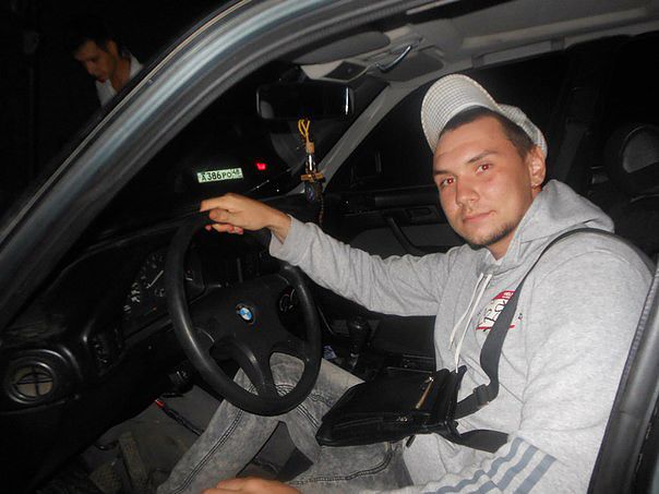 за рулем)