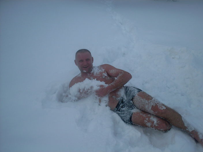 купание в снегу