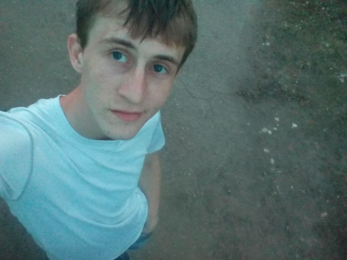 я))