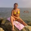на камушках