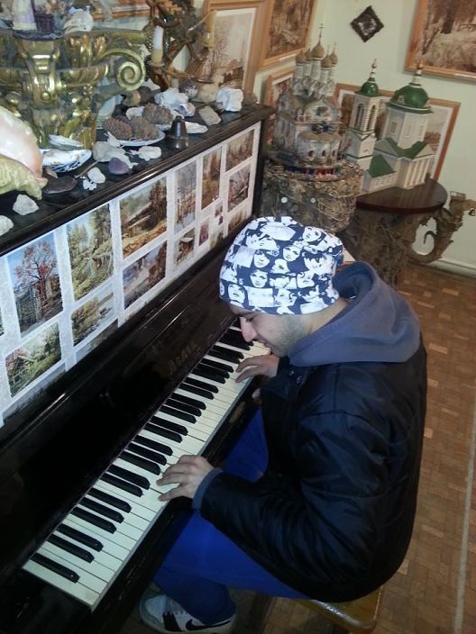 играю пиано))