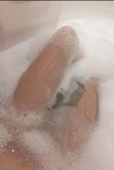 ножки в ванной