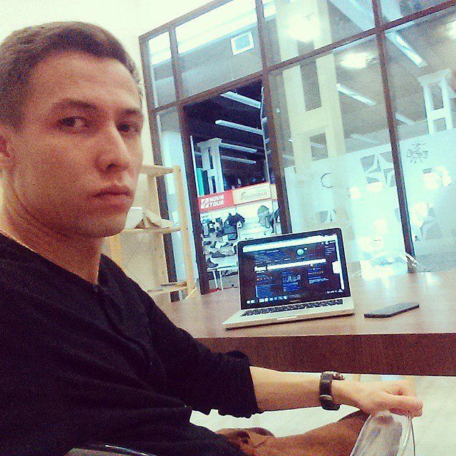 Сижу работаю