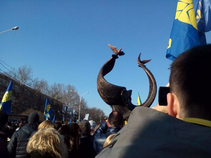 у памятника