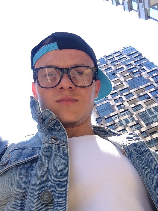 на прогулке возле дома