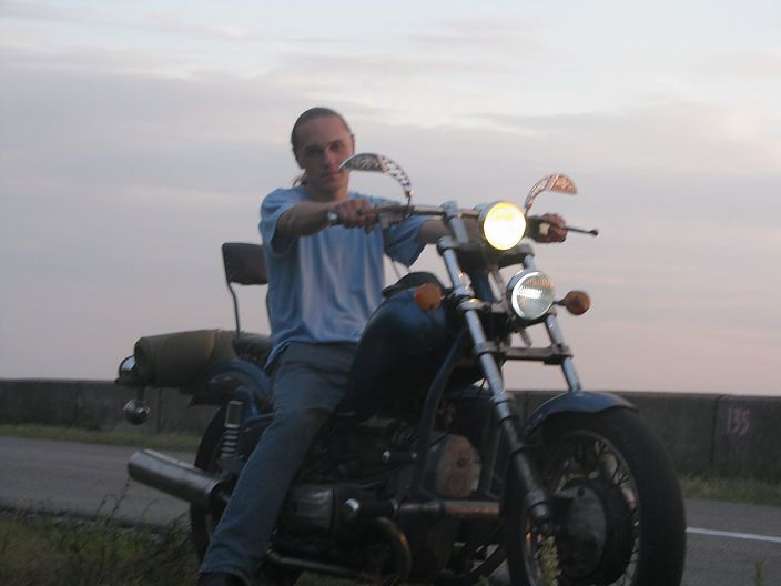 На самодельном мотоцикле