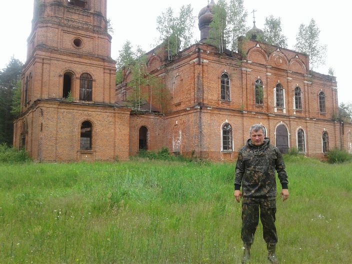 Я возле зпброшенной церкви