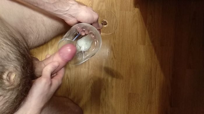 Дрочу (много спермы)