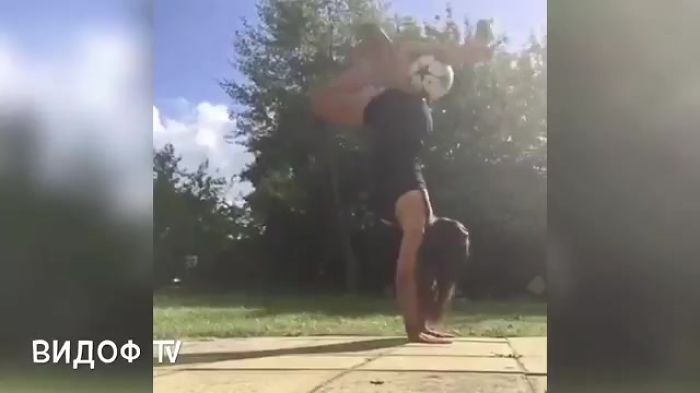 ДЕВУШКА ШИКАРНО ИСПОЛНЯЕТ ФУТБОЛЬНЫЕ ФИНТЫ НА КАБЛУКАХ