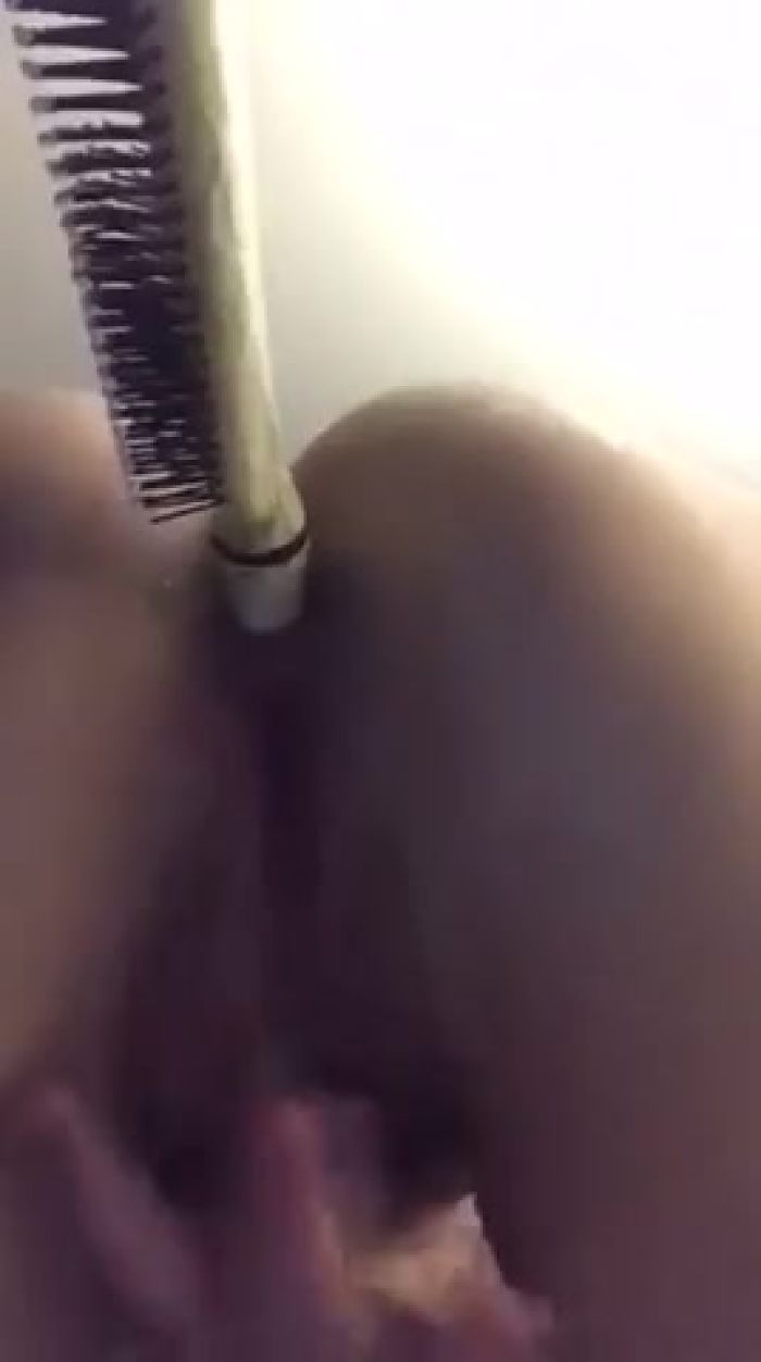 Мастурбирую с расчесткой в попке)