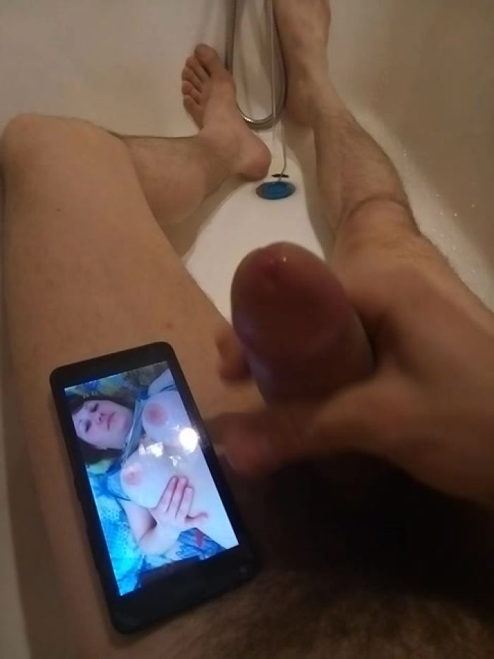 Дрочер в ванной дрочит на шикарные сисяндры