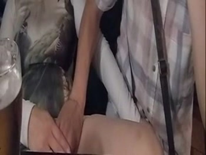 Шалю в баре. Муж снимает