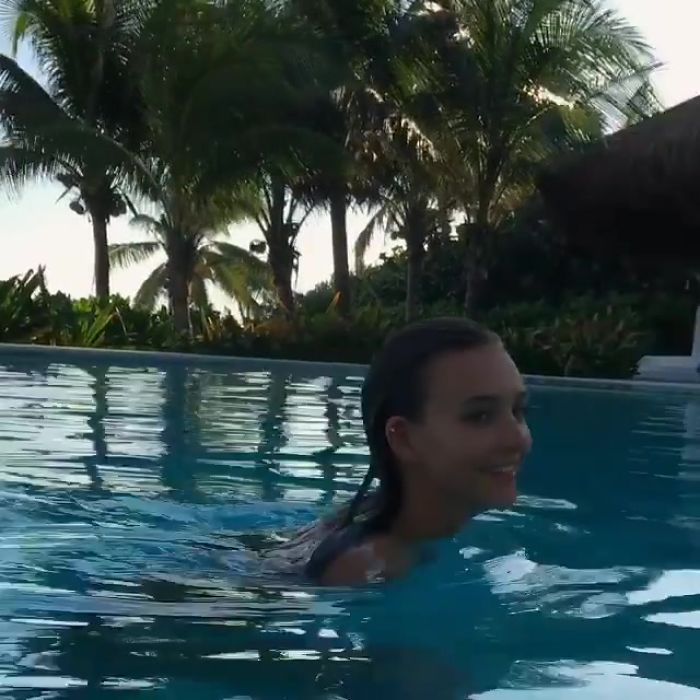 Жарко и  бассейн рядом...