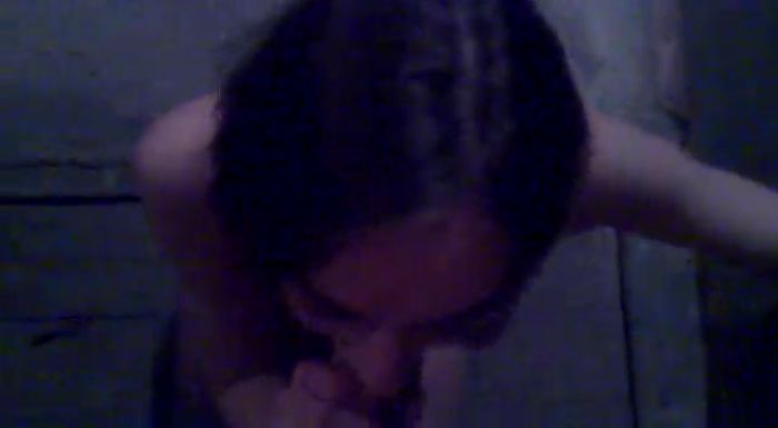 Сосёт в подъезде