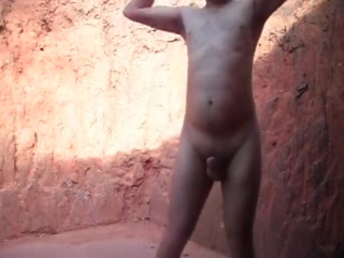 Menino sacudinho peladinho no quintal