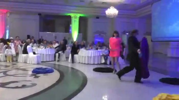 Девушка танцует и переодевается