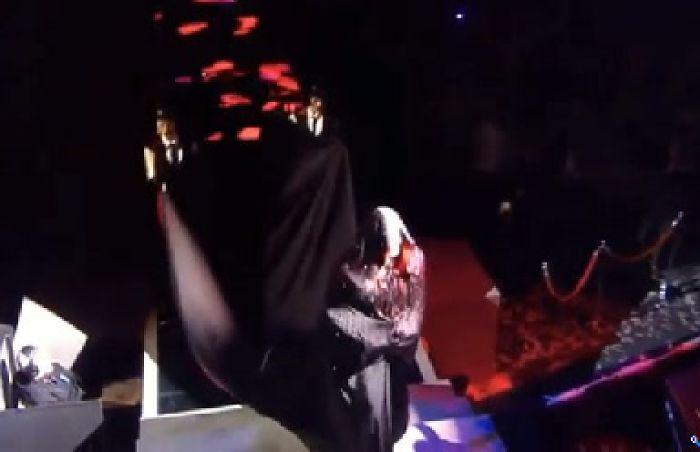 МАДОННУ УРОНИЛИ