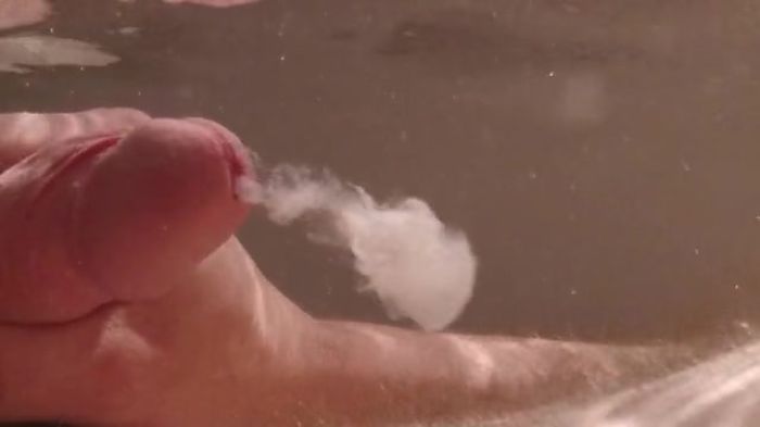 Из киски вылетает сперма и моча порно видео