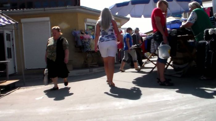 Девушка идет в магазин.