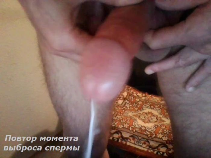 Дрочу хуй и спускаю сперму на виду у женщин. Кайф!