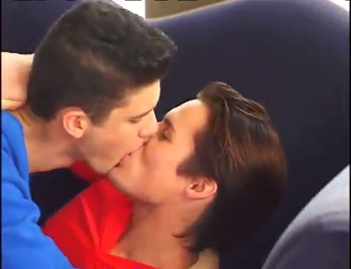 Отдался друзьям....